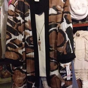 NWT 22WP R & M gorgeous 3/4 sleeve Top w/ Necklace